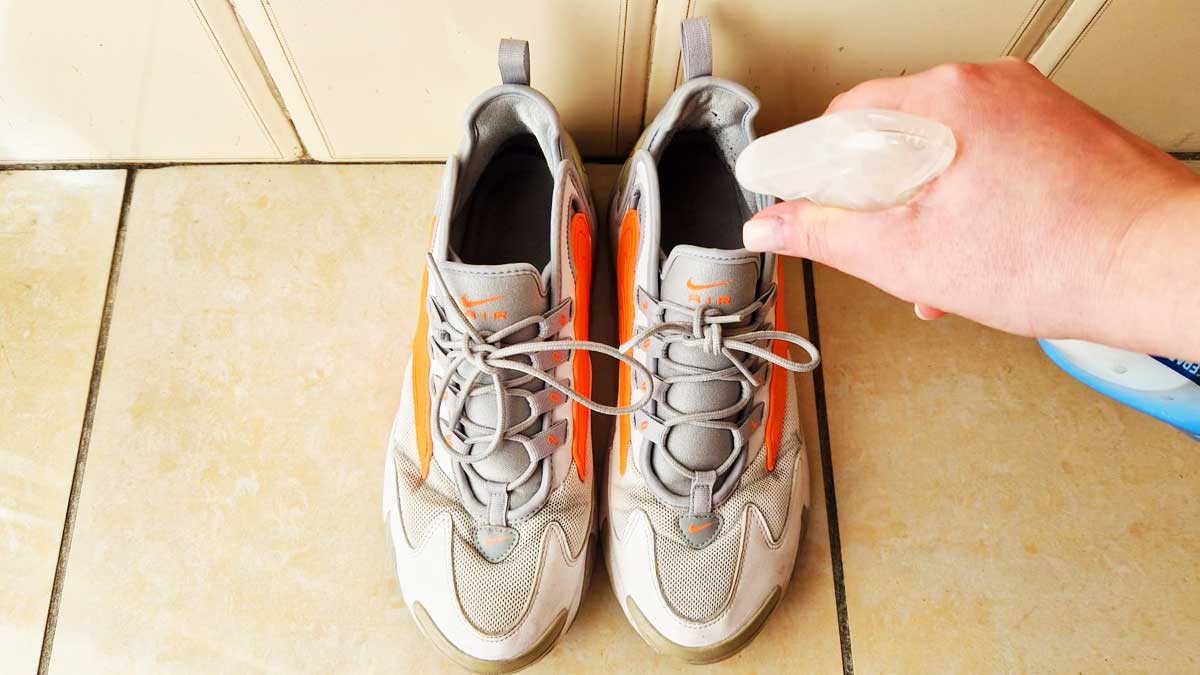 come-eliminare-cattivi-odori-scarpe