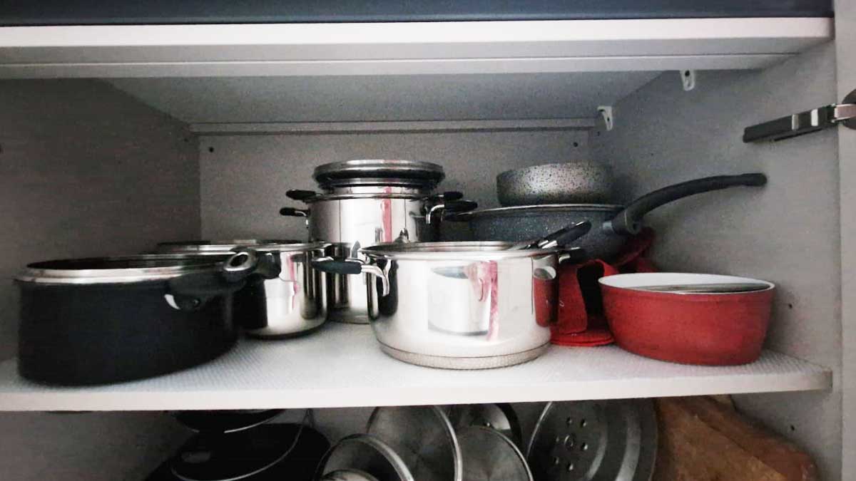 come-organizzare-pentole-padelle