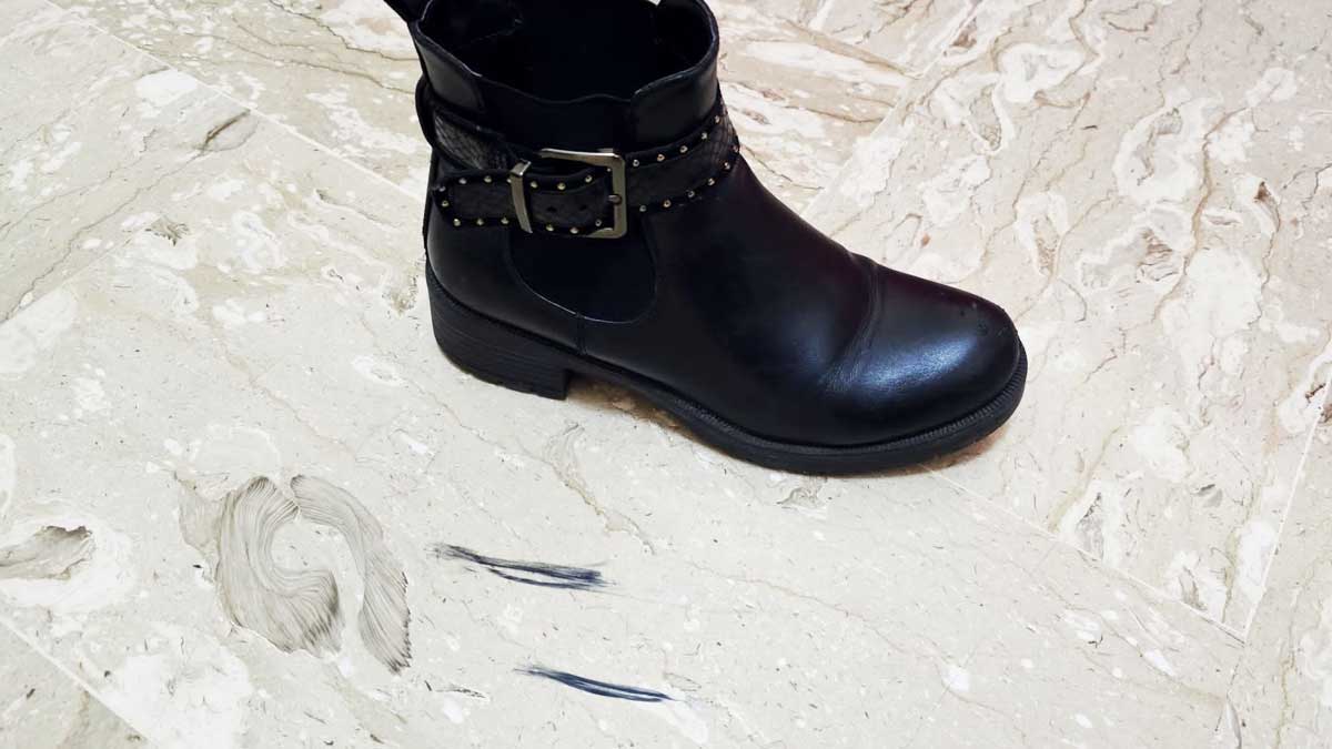 segni-scarpe-pavimento